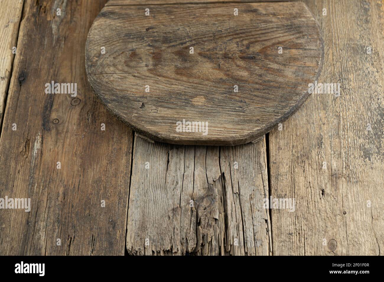 Vassoio di legno su sfondo di legno. Tavole. Pannello marrone chiaro. Piastra rotonda in legno. Foto Stock