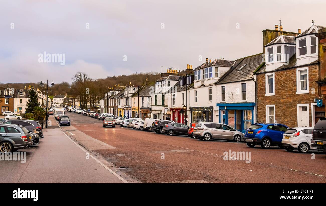 Kirkcudbright, Scozia - 15 dicembre 2020: St. Cuthbert's Street nel centro del Royal Burgh di Kirkcudbright, Dumfries e galloway, Scozia Foto Stock