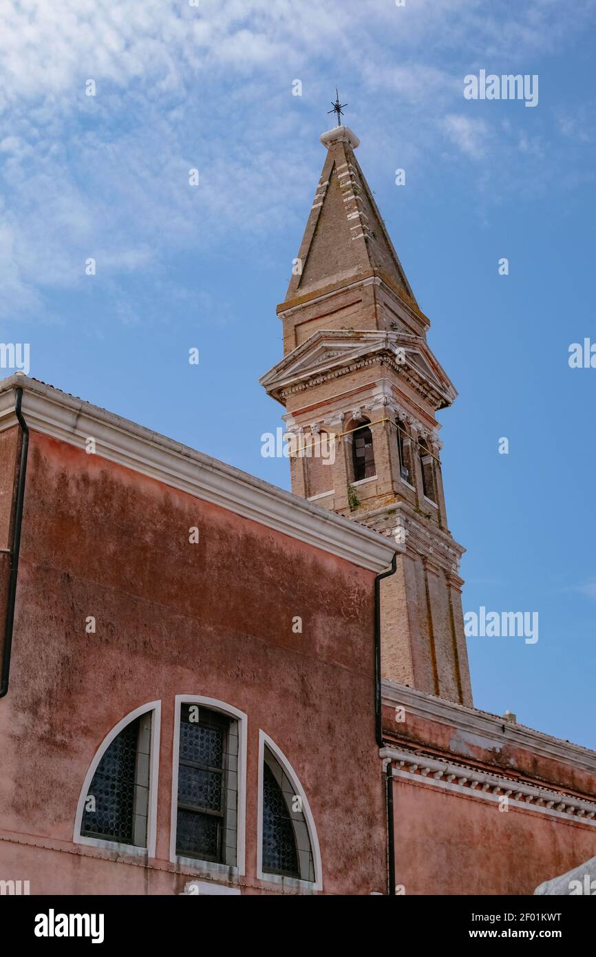 La Torre Pendente della Chiesa di San Martino Vescovo - Venezia, Veneto, Italia - Scenic e cartolina Foto Stock