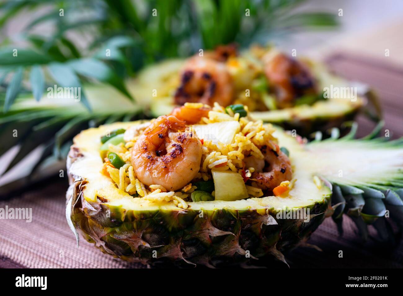 Riso tailandese con gamberi serviti nell'ananas Foto Stock