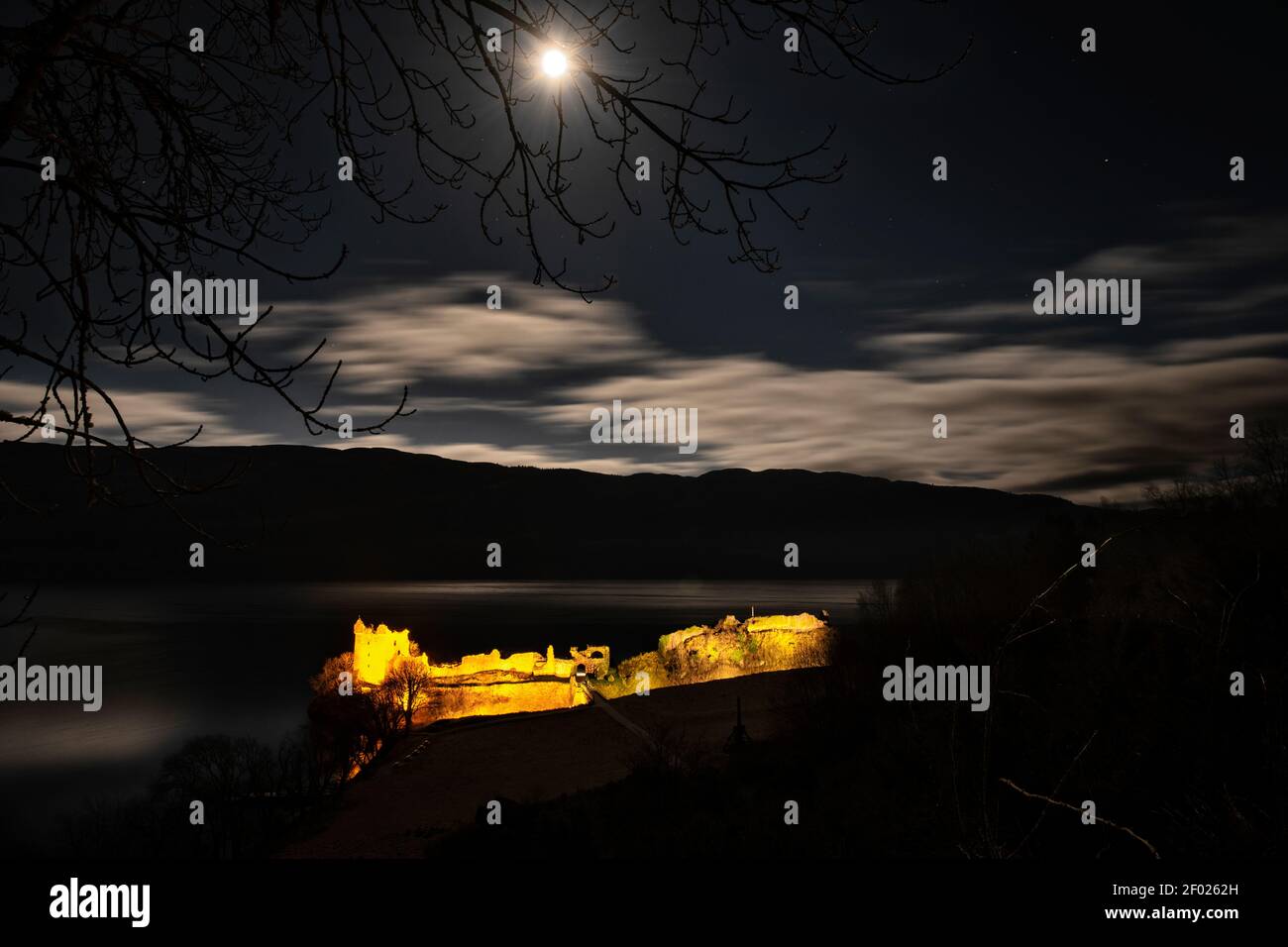 Castello di Urquhart sotto una luna piena. Foto Stock
