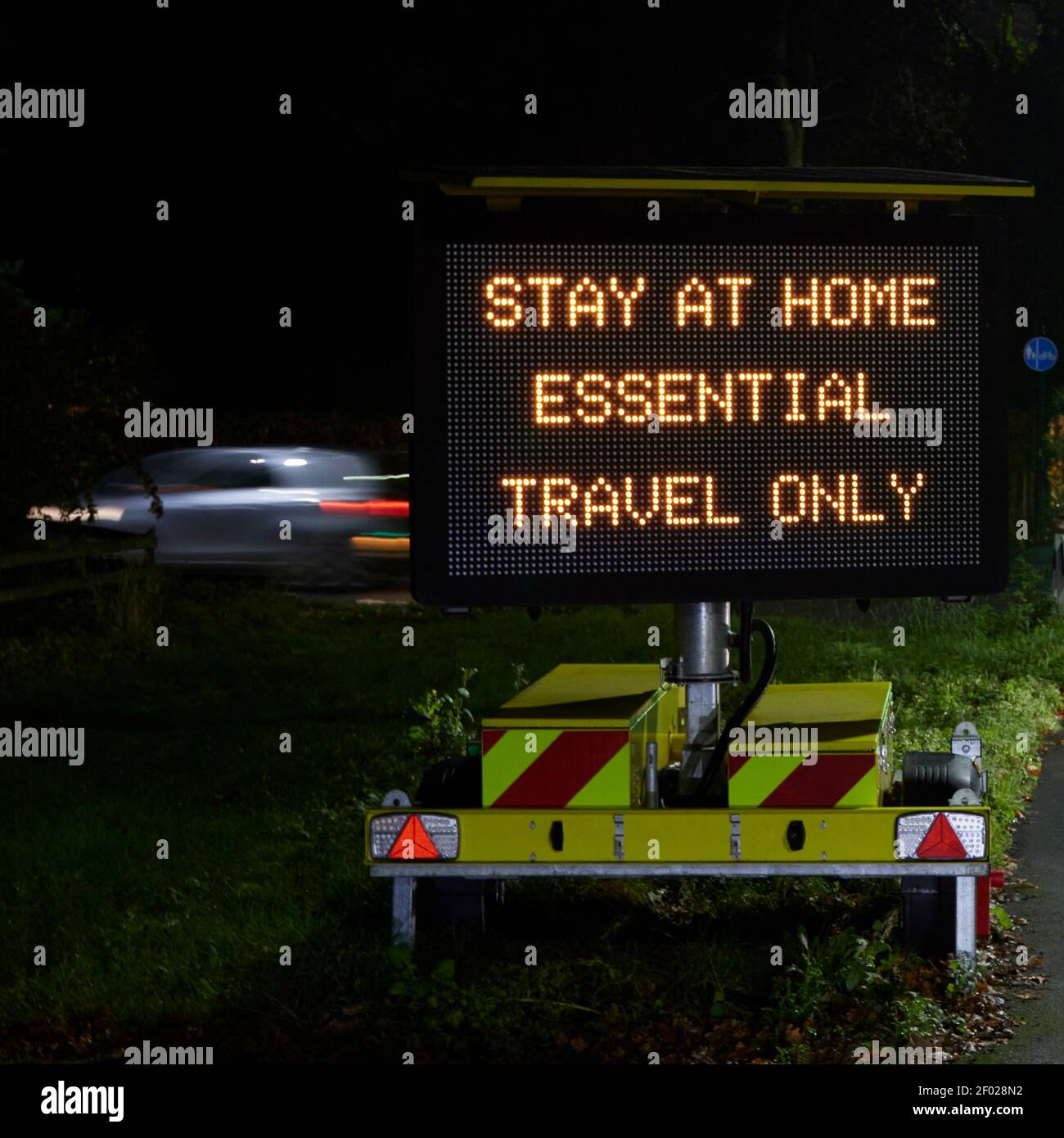 Il segnale LED ‘stay at home essential Travel only’ utilizzato per le comunicazioni governative del Covid-19 (Coronavirus) nel 2020. Foto Stock