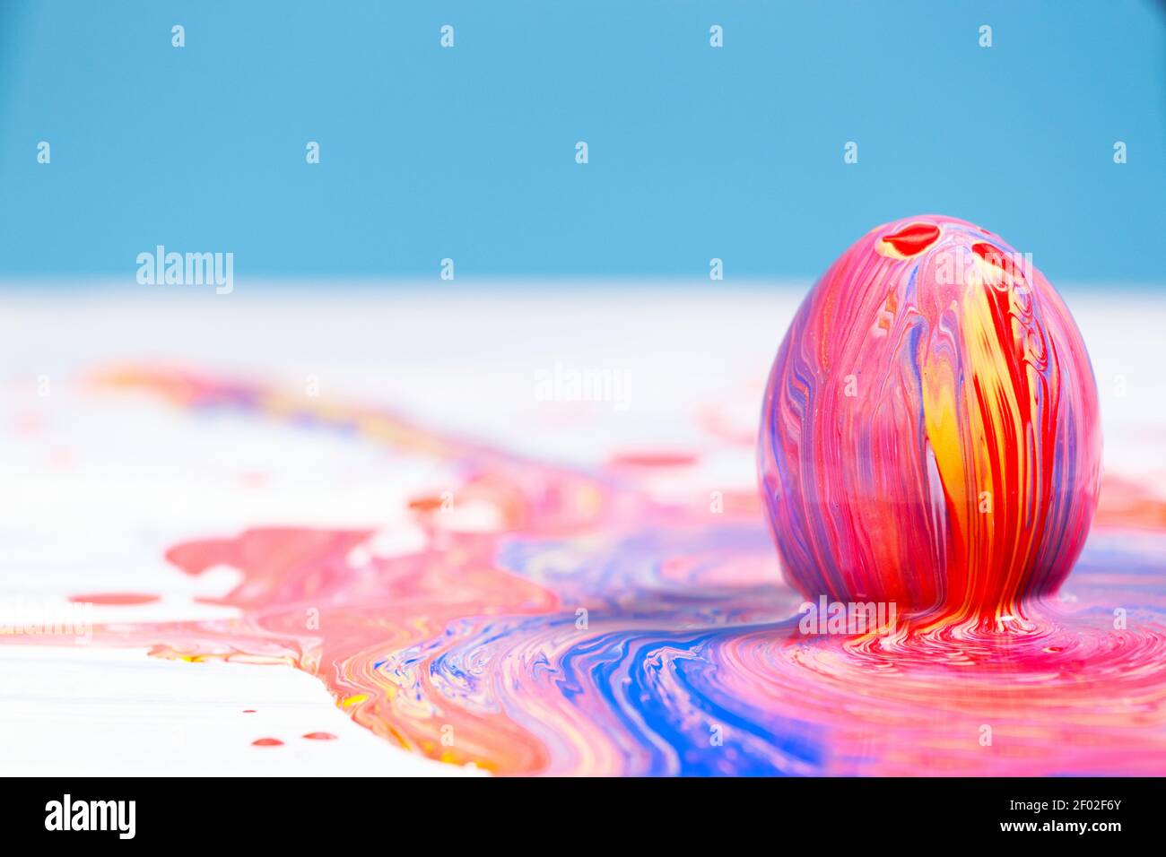 Pittura uova di Pasqua, preparazione per le vacanze di primavera, consistenza di marmo liquido, inchiostro di marmo colorato, arte fluida tendenza astratta, CopySpace Foto Stock