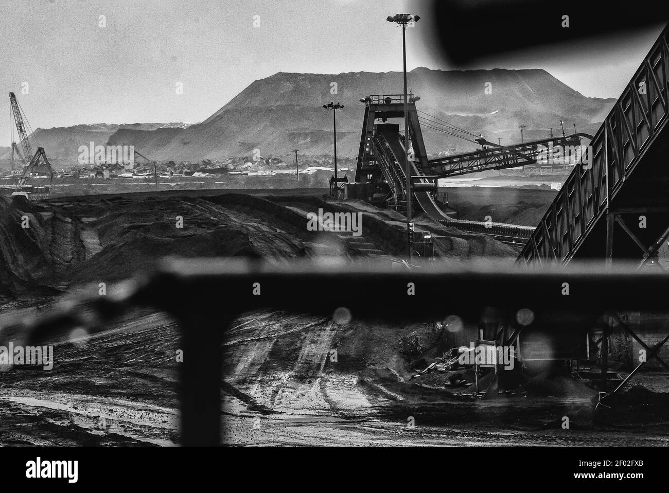 Una scala di grigi di costruzione in corso in un industriale territorio Foto Stock