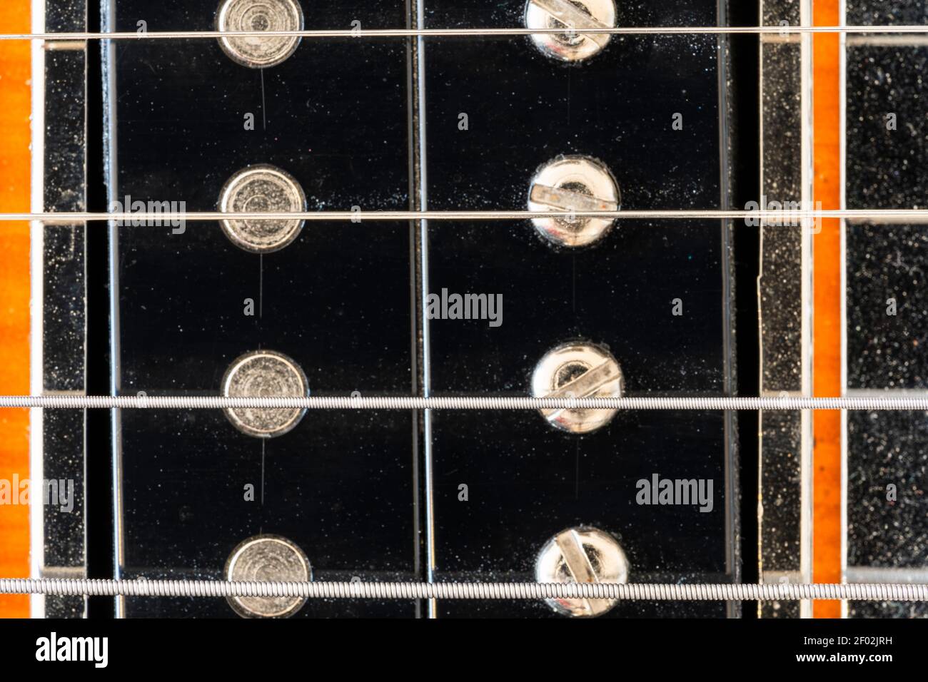 Una panoramica astratta di macro closeup dei pickup humbucker vintage ponte E archi su una chitarra elettrica - Fender Telecaster Modern Lettore Foto Stock