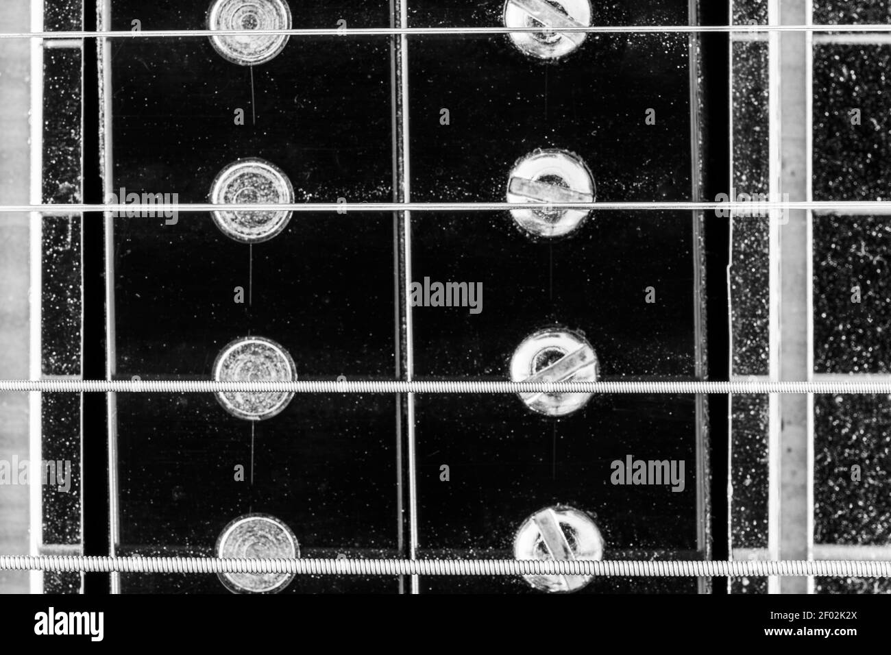 Una panoramica astratta di macro closeup dei pickup humbucker vintage ponte E archi su una chitarra elettrica - Fender Telecaster Modern Lettore Foto Stock