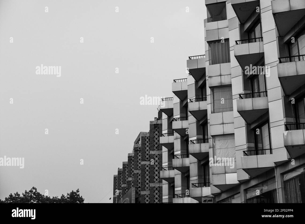 Un'immagine in scala di grigi di un edificio residenziale in una periferia area Foto Stock