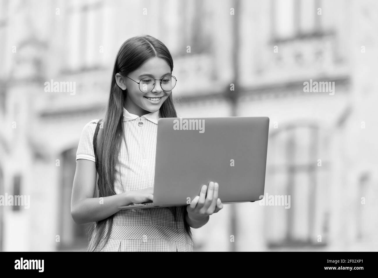 programmatore di successo futuro. giorno della conoscenza. lezione privata di apprendimento del bambino. blogging dei bambini. ragazza sorridente felice con il laptop. Avvio. Bambino che gioca al computer. Torna a scuola. Formazione online. Foto Stock