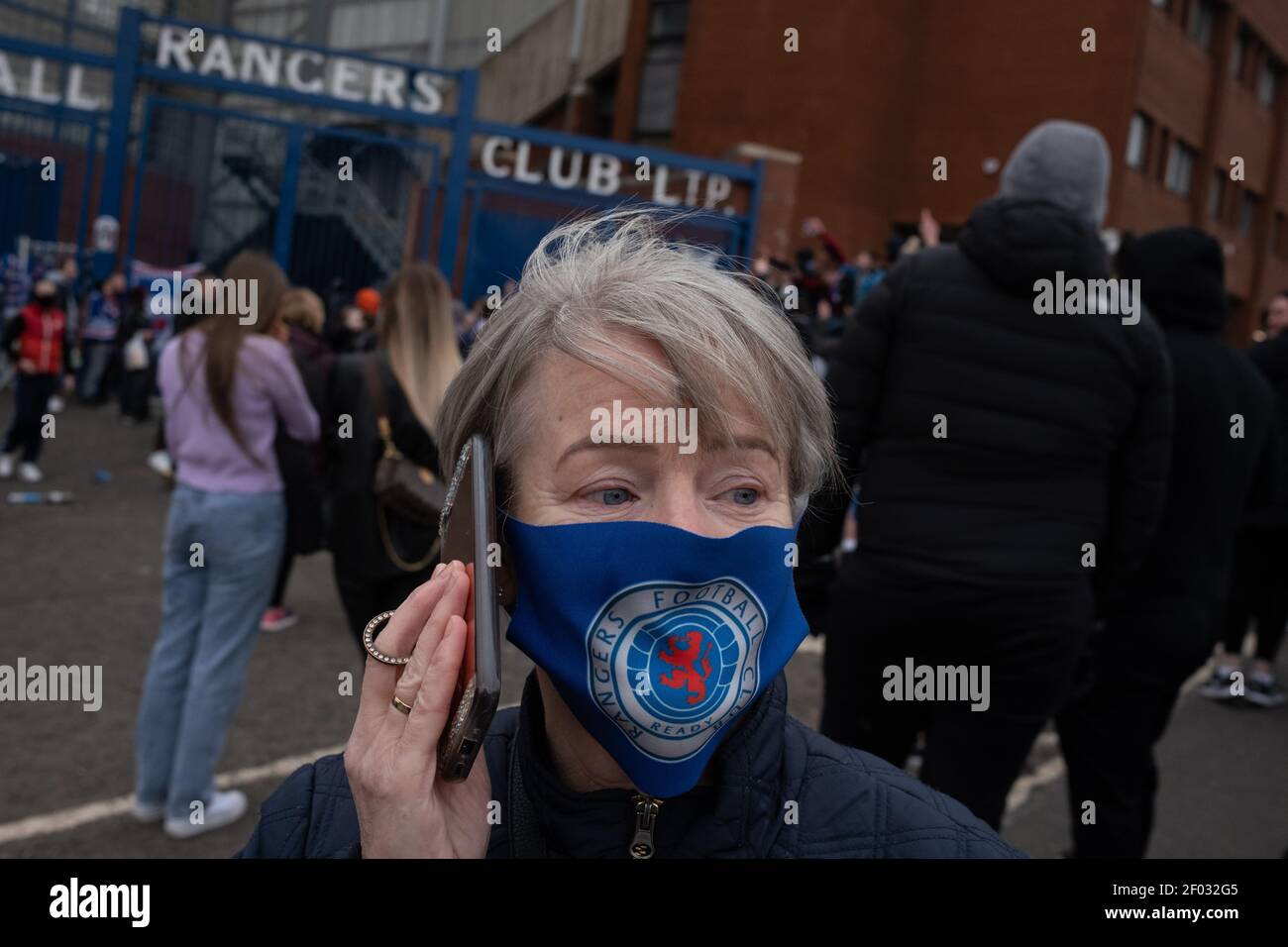 Glasgow, Scozia, il 6 marzo 2021. I fan del Rangers Football Club sfidano Covid-19 le regole di blocco pandemiche del coronavirus per riunirsi all'esterno dello Ibrox Stadium per celebrare l'imminente vittoria del titolo della squadra e sfidare in modo significativo i rivali dell'arco, il Celtic FC, la possibilità di vincere il titolo 10 volte di fila. Foto: Jeremy Sutton-Hibbert/Alamy Live News. Foto Stock