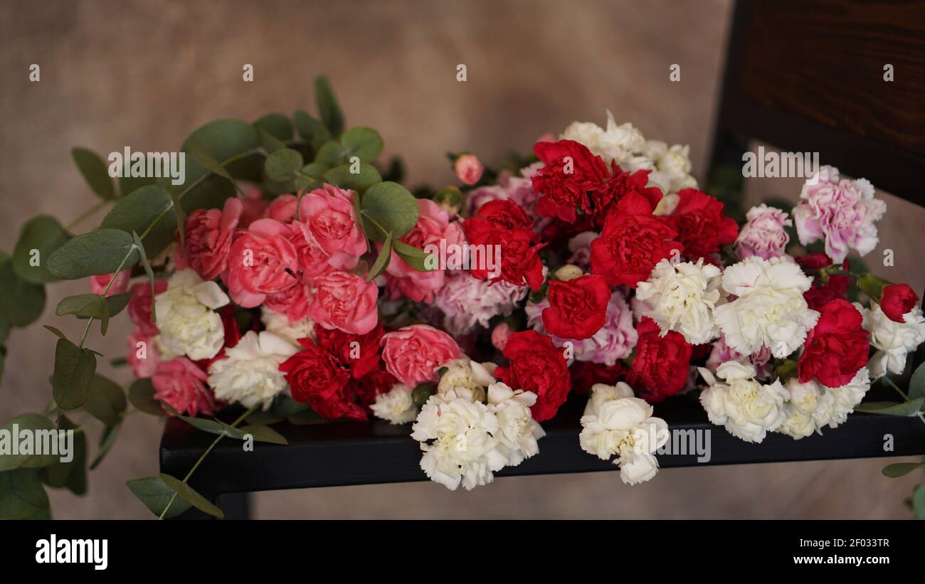 Bel bouquet di garofani rosa e bianchi. Bouquet con ciuffi verdi Foto Stock