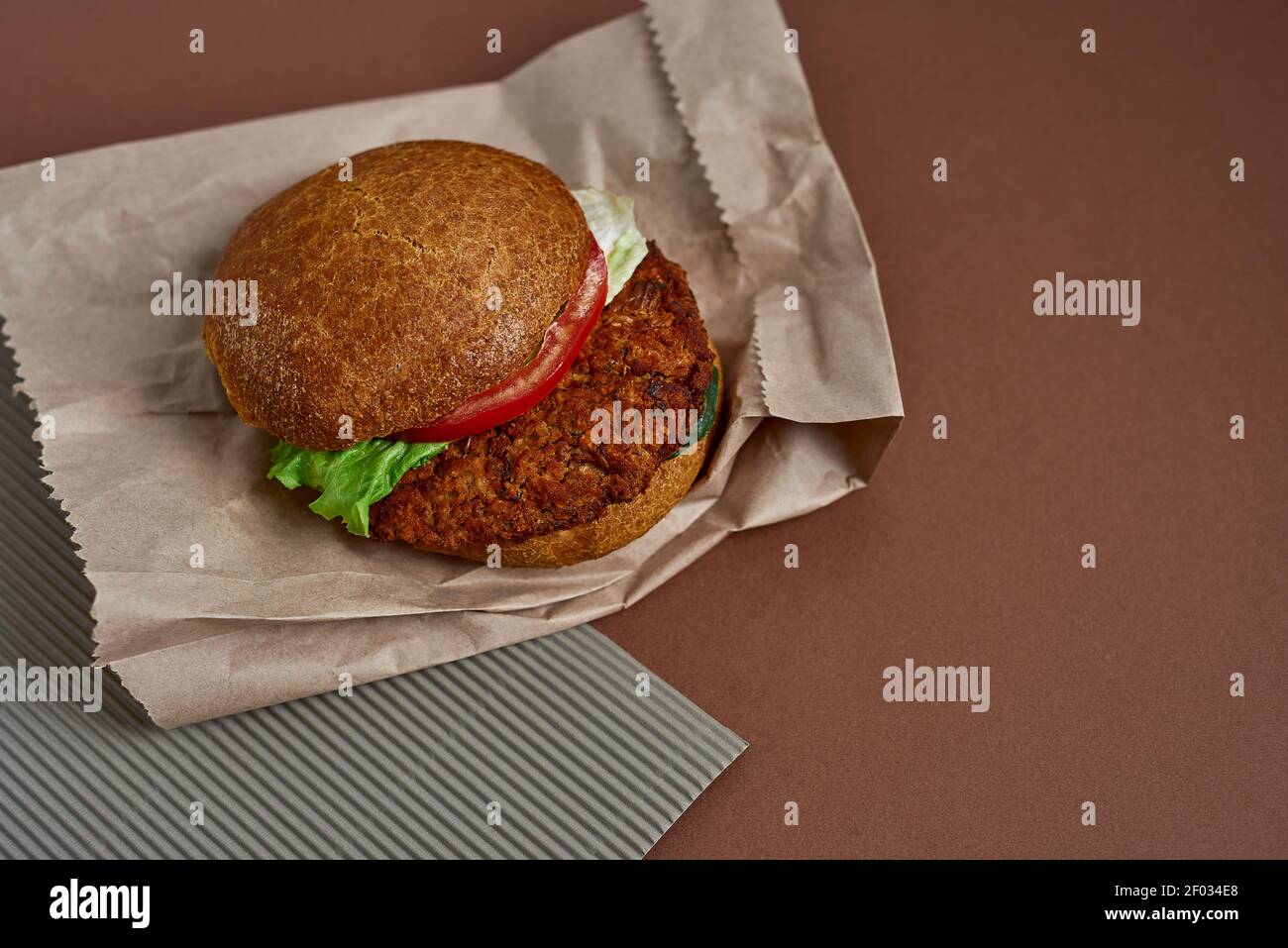 Hamburger vegano ceviche con verdure sulla borsa di carta Foto Stock