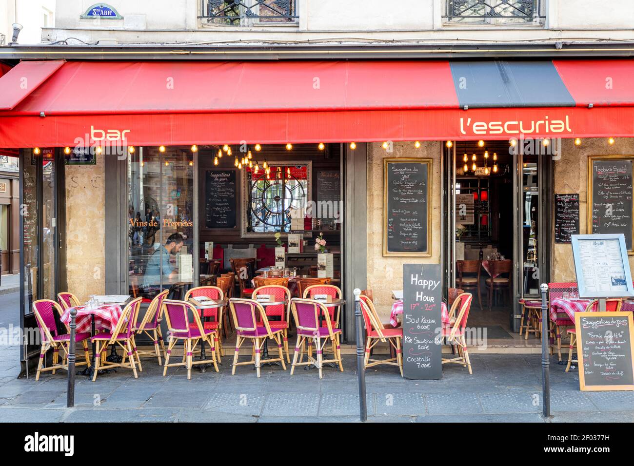 L'Escurial - caffè e birreria lungo Rue de Turenne nel Marais, Parigi, Francia Foto Stock