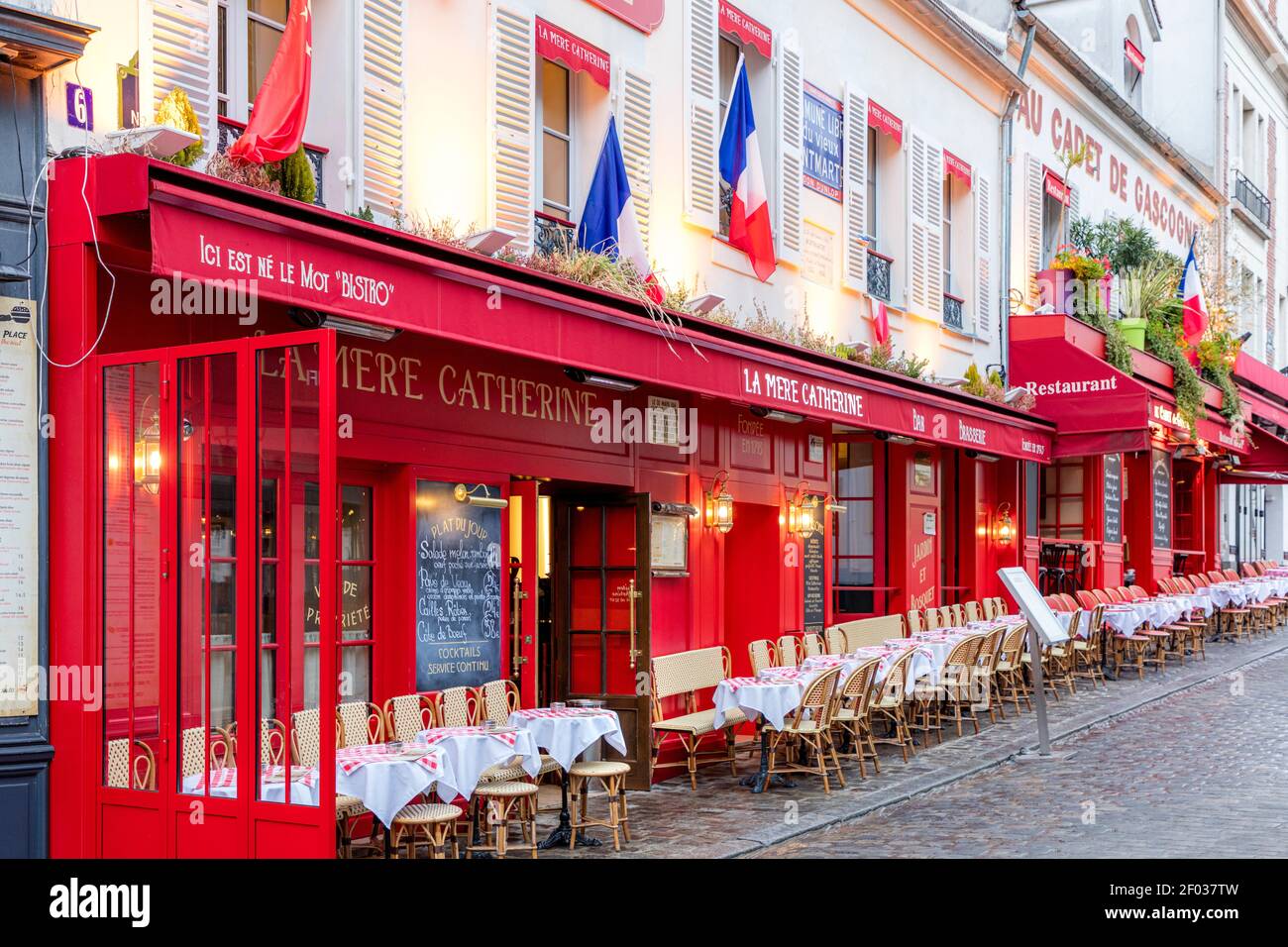 Serata ai ristoranti la Mere Catherine e Au Cadet de Gascogne in Place du Tertre, Montmartre, Parigi, Francia Foto Stock