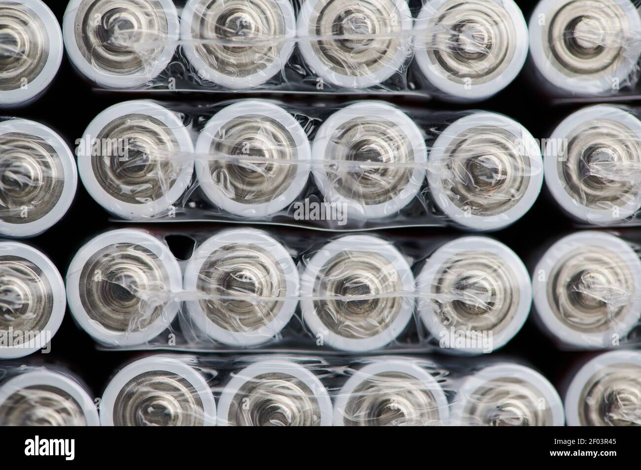 Macro di batterie AAA nelle loro confezioni in plastica Foto Stock