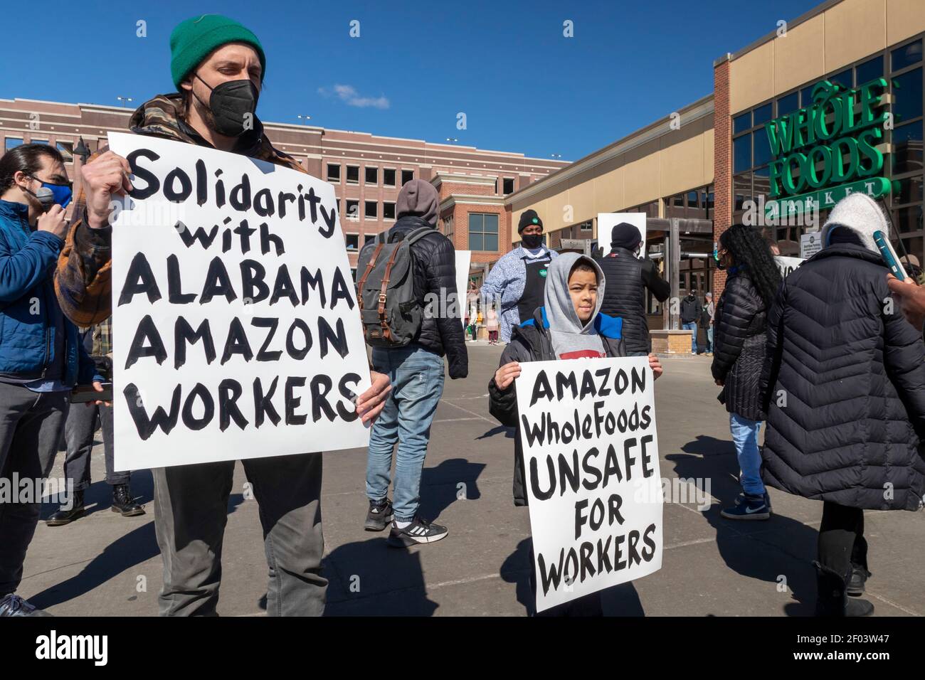 Detroit, Michigan, Stati Uniti. 6 marzo 2021. Le persone si radunano a  sostegno dei lavoratori Amazon che stanno cercando di formare un sindacato  in un magazzino Amazon a Bessemer, Alabama. Sarebbe la