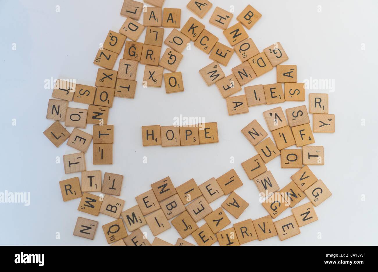 stato della mente: Gioco letterato piastrelle di legno incantare la speranza tra il caos Foto Stock