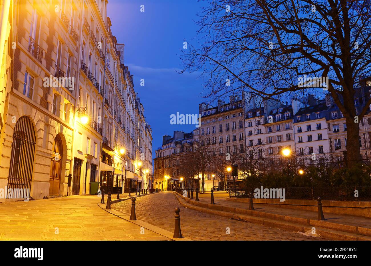 Dauphine piazza fiancheggiata da edifici parigini, gallerie d'arte e caffè e graziose stradine acciottolate, Parigi . Foto Stock