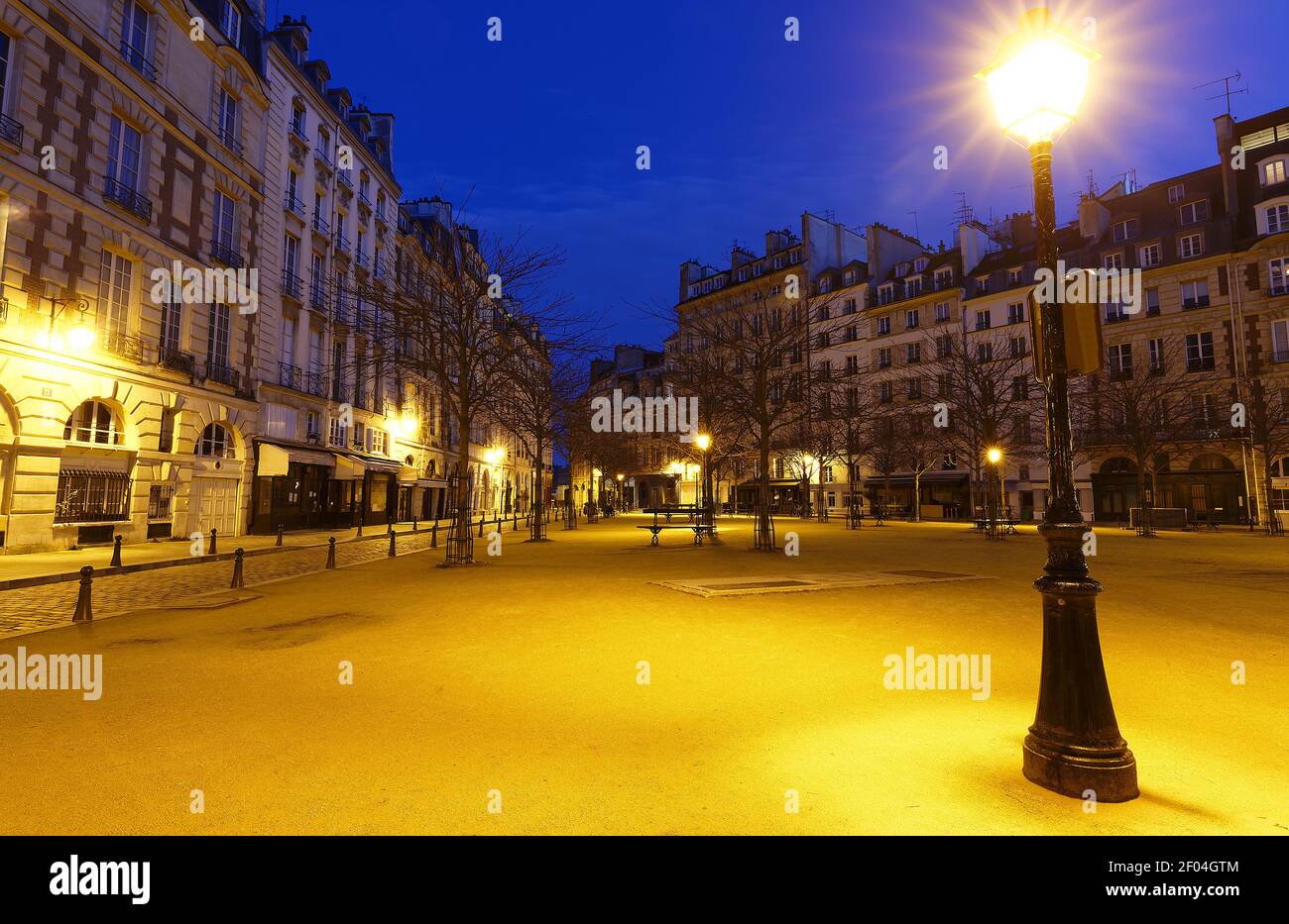 Dauphine piazza fiancheggiata da edifici parigini, gallerie d'arte e caffè e graziose stradine acciottolate, Parigi . Foto Stock