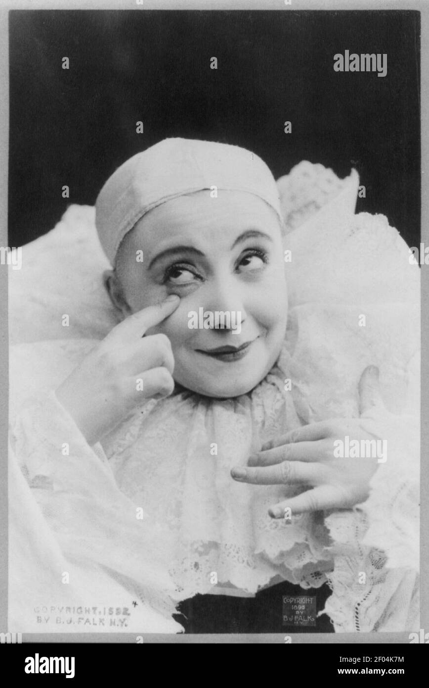 Pilar Morin come clown-mime- testa e spalle, rivolto leggermente a destra; mano sollevata all'occhio destro Foto Stock