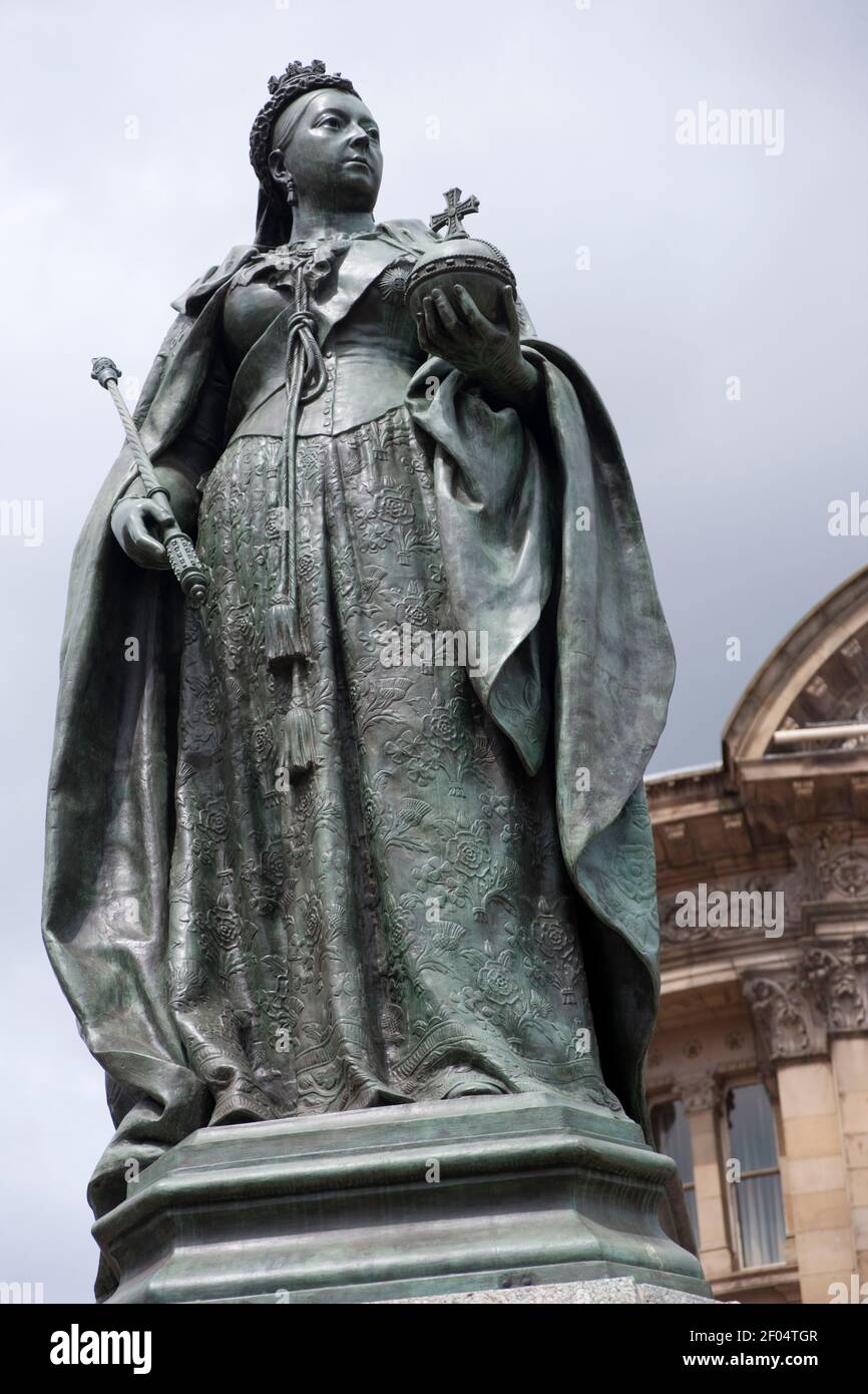 La Statua della Regina Victoria si affaccia su Victoria Square nel centro di Birmingham Inghilterra Regno Unito Foto Stock