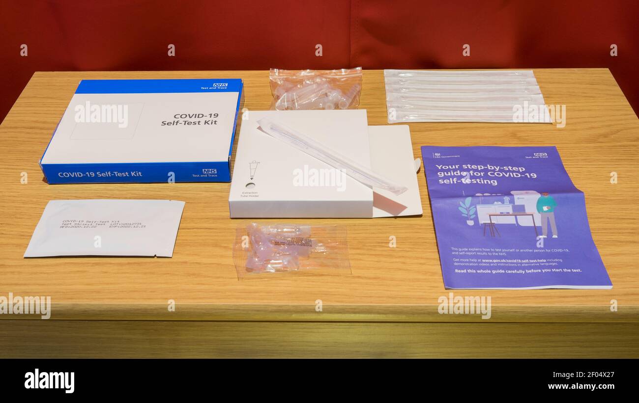 Kit per test in casa NHS Covid-19 di NHS Test and Trace Foto Stock