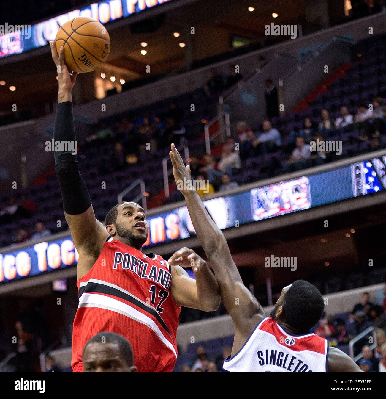 Portland Trail Blazers power forward LaMarcus Aldridge (12) spara su Washington Wizards piccolo avanti Chris Singleton (31) durante la prima metà del loro gioco giocato al Verizon Center a Washington, D.C., mercoledì 28 novembre 2012. (Harry E. Walker/MCT/Sipa USA) Foto Stock