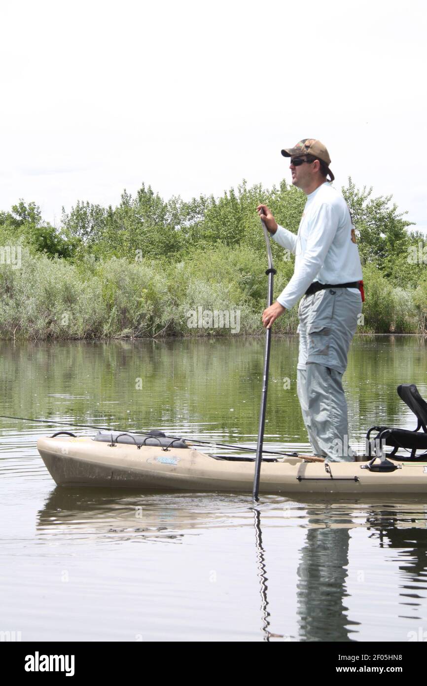 Alcuni kayak da pesca sono abbastanza stabili da poter stare in piedi e  pagaiare, come dimostra ed Anderson. (Foto di Roger Phillips/Idaho  statesman/MCT/Sipa USA Foto stock - Alamy