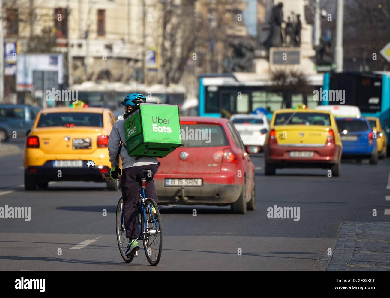 Bucarest, Romania - 24 febbraio 2021: Un corriere Uber mangia cibo consegna consegna il cibo a Bucarest, Romania. Foto Stock