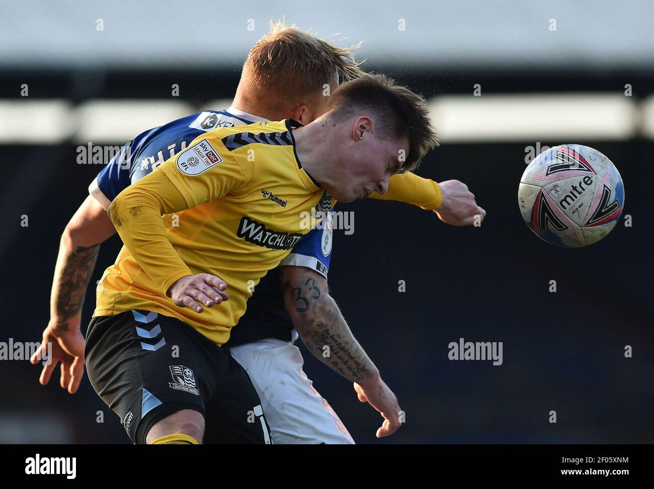 OLDHAM, INGHILTERRA.6 MARZO: Tom Clifford di Southend United si allontana dal Marcel Hilsssner di Oldham Athletic durante la partita Sky Bet League 2 tra Oldham Athletic e Southend United a Boundary Park, Oldham, sabato 6 marzo 2021. (Credit: Eddie Garvey | MI News) Credit: MI News & Sport /Alamy Live News Foto Stock