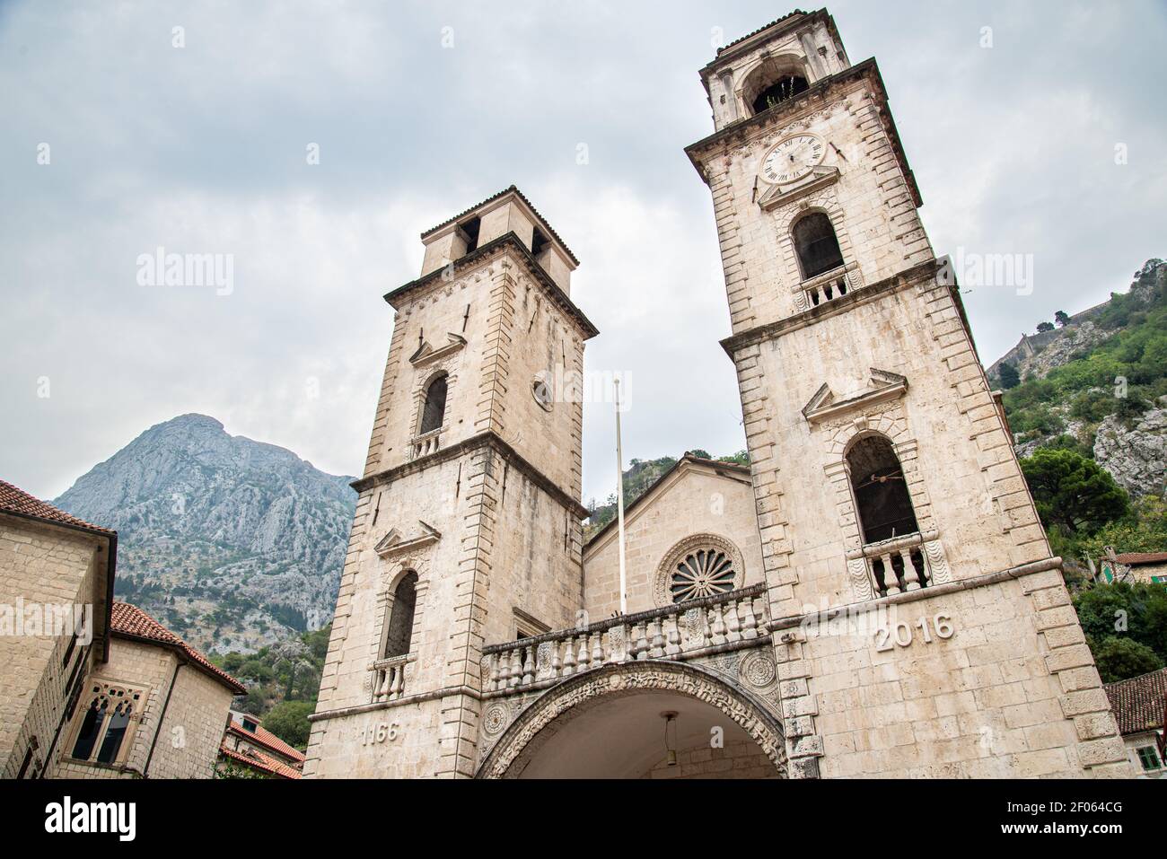 La Cattedrale di Cattaro è una delle due cattedrali cattoliche romane nell'antica città, nell'area conosciuta come Città Vecchia. Foto Stock