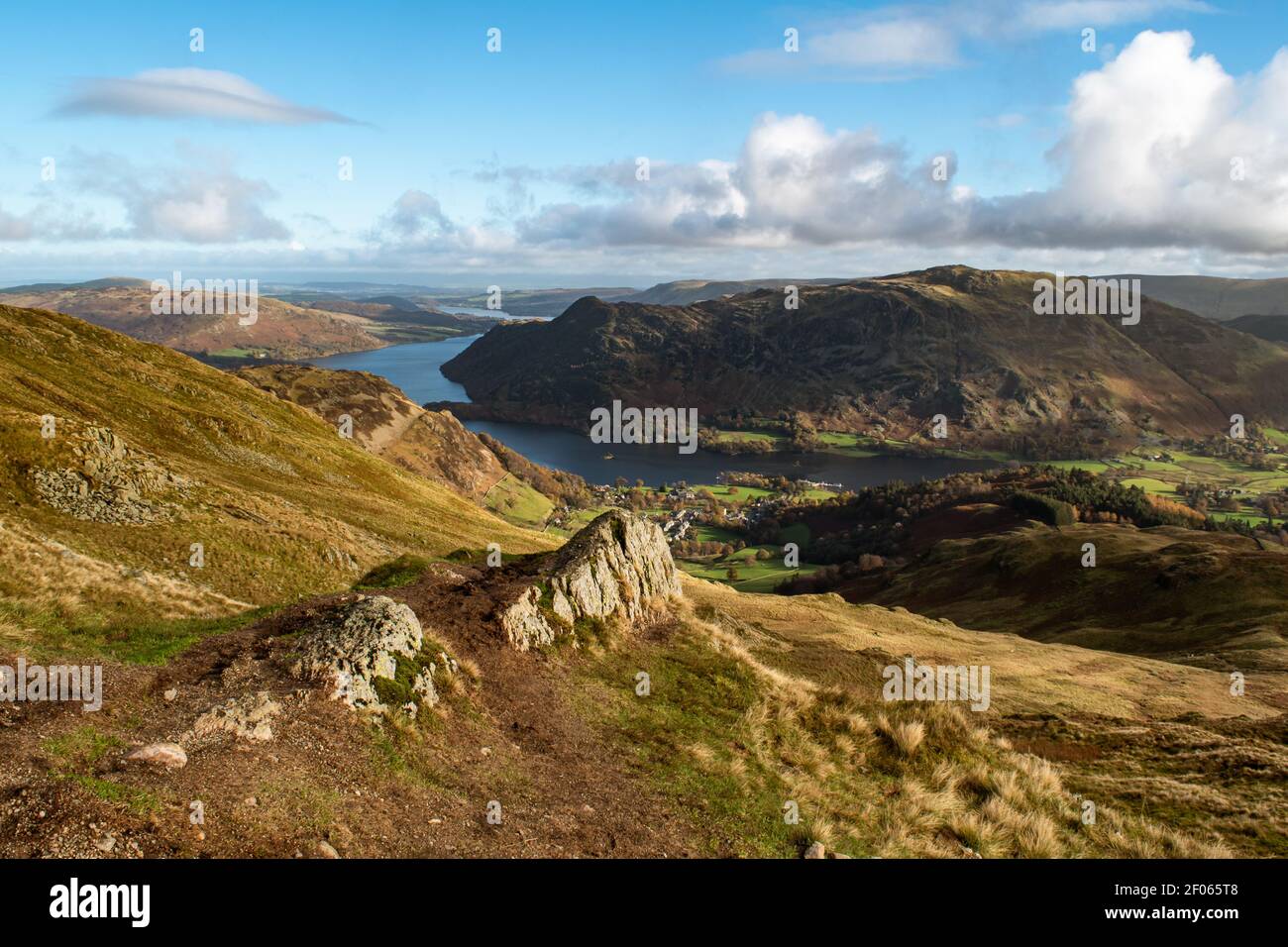 Ullswater e luogo cadde visto dal sentiero Mires Beck Che conduce a Birkhouse Moor e Helvellyn Foto Stock
