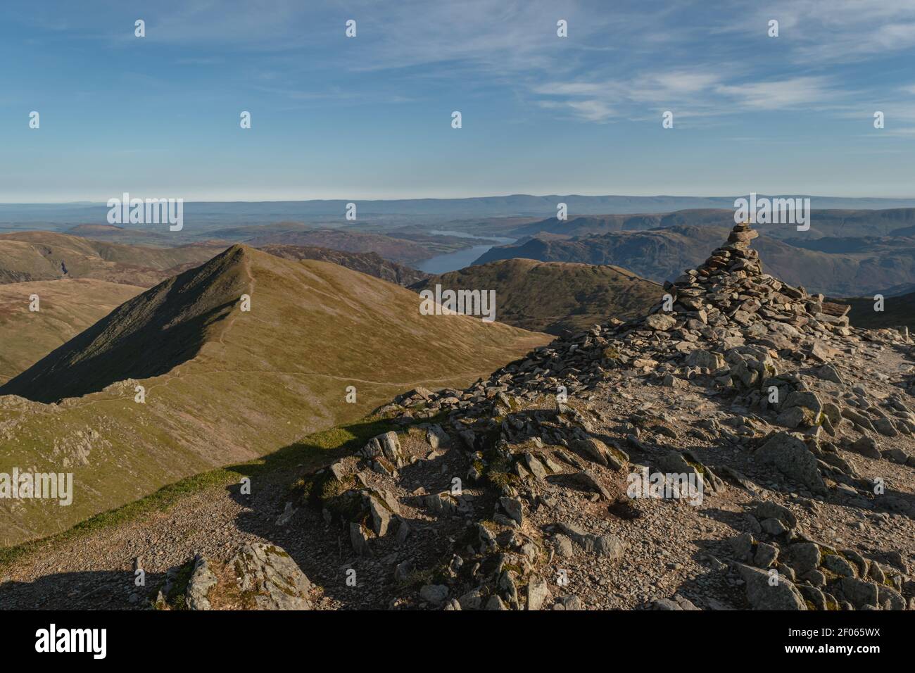 Catstycam e Ullswater dalla cima di Helvellyn Foto Stock