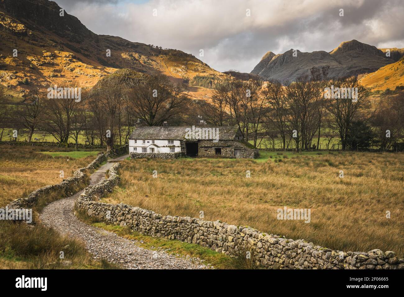 Fell Foot Farm a Little Langdale con i Langdale Pikes dietro Foto Stock