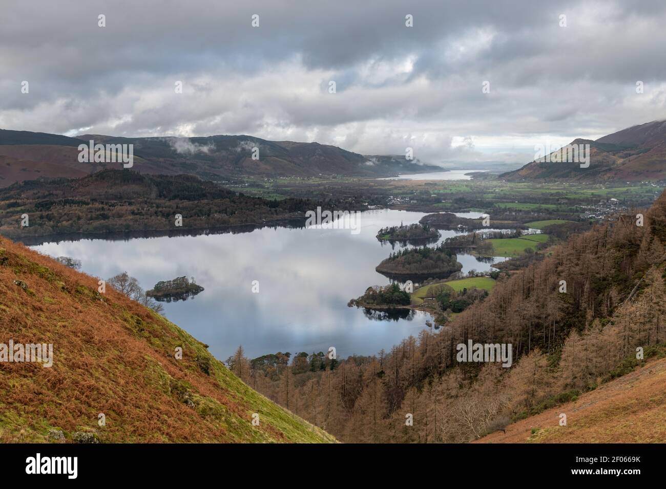 Vista dal sentiero per Walla Crag con le nuvole riflesse in Derwent acqua in una giornata tranquilla con il lago Bassenthwaite oltre. Foto Stock