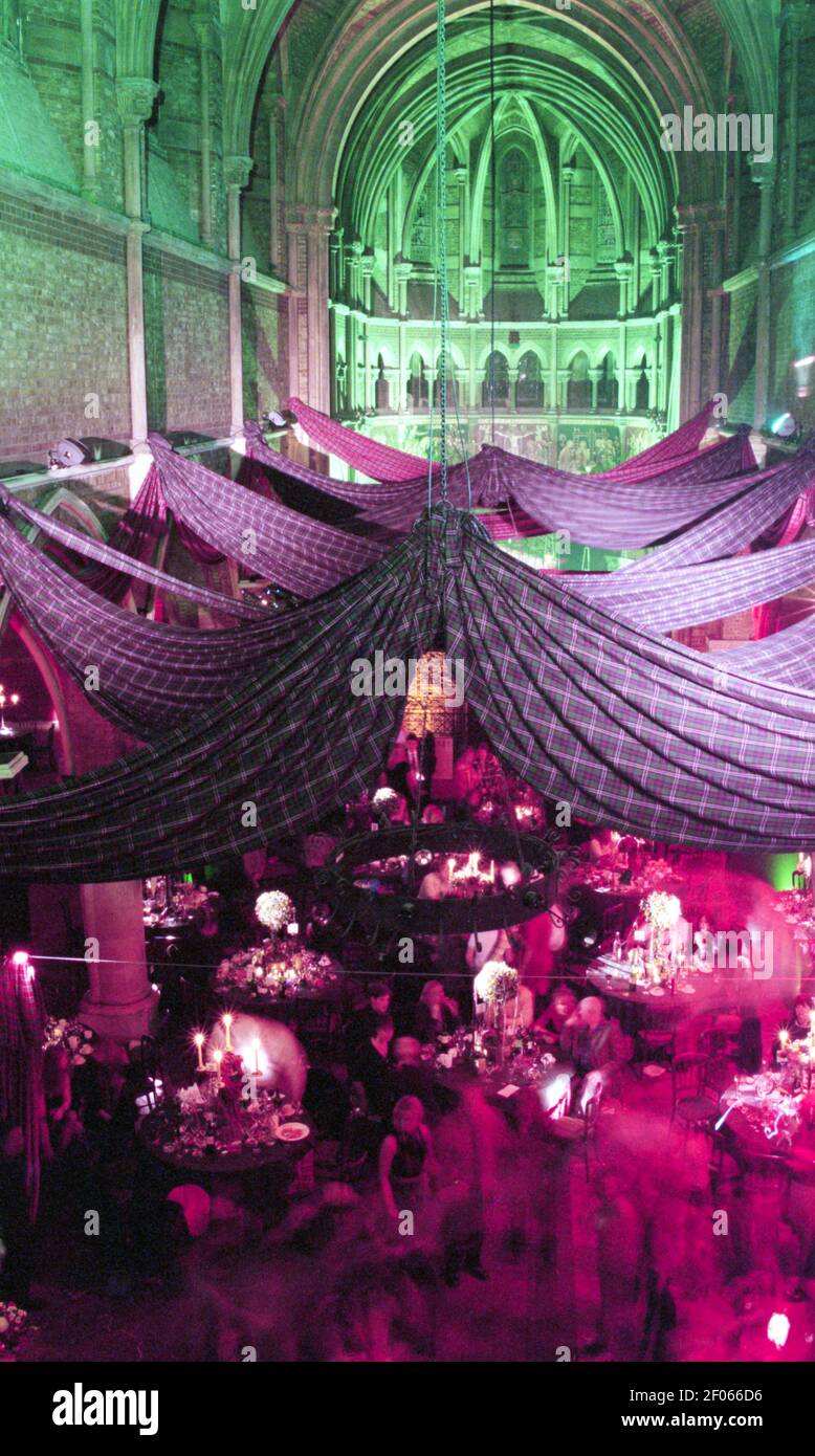 Evento di festa di nozze a St Peter's Vauxhall, Kennington Lane, Lambeth, Londra, Inghilterra, 1999 Foto Stock