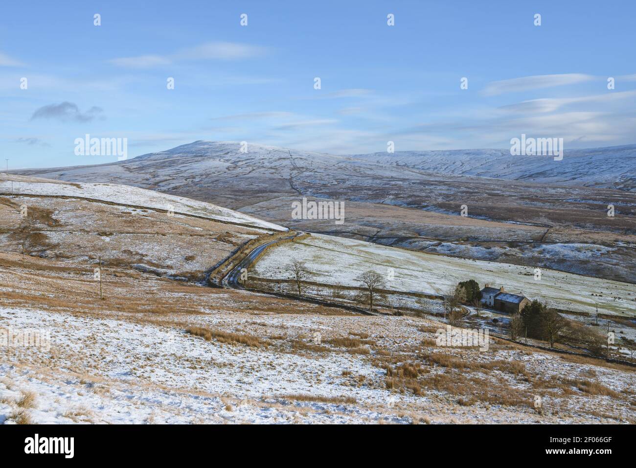 Guardando attraverso la strada caduta verso neve Crag Hill da Casterton cadde in una fredda mattina di novembre Foto Stock