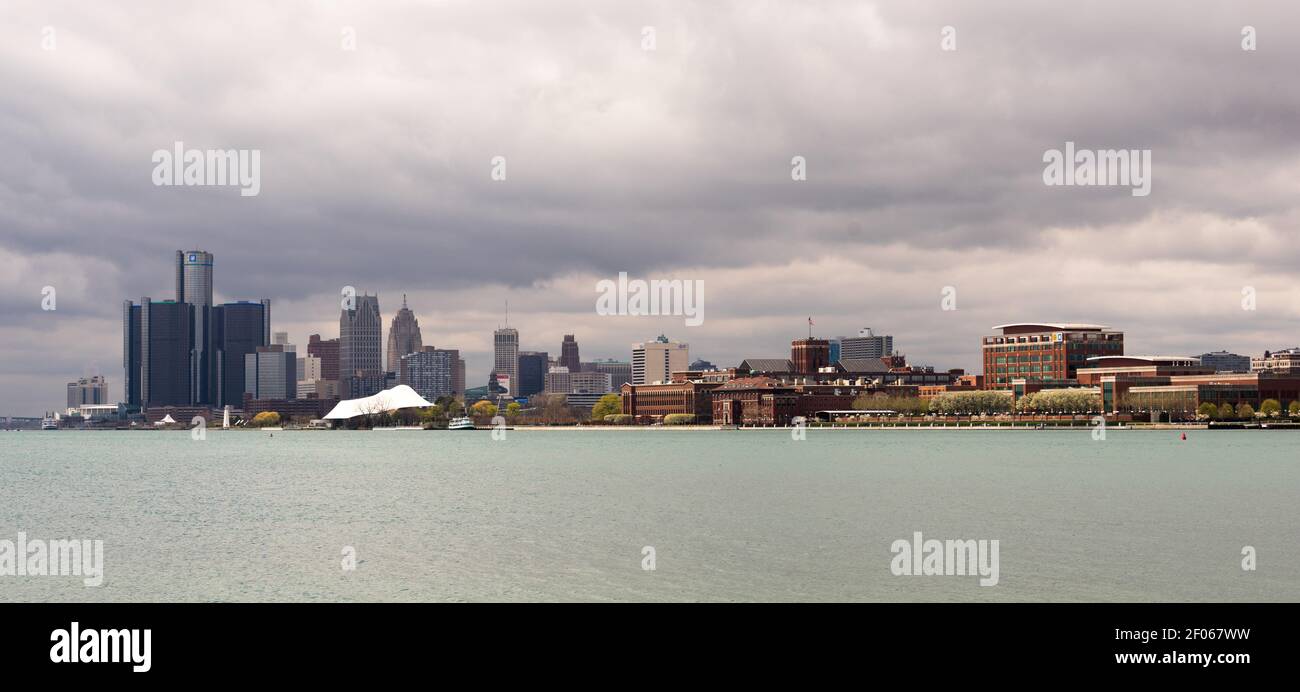 Gli edifici e il centro dello skyline della città di Detroit, Michigan Foto Stock