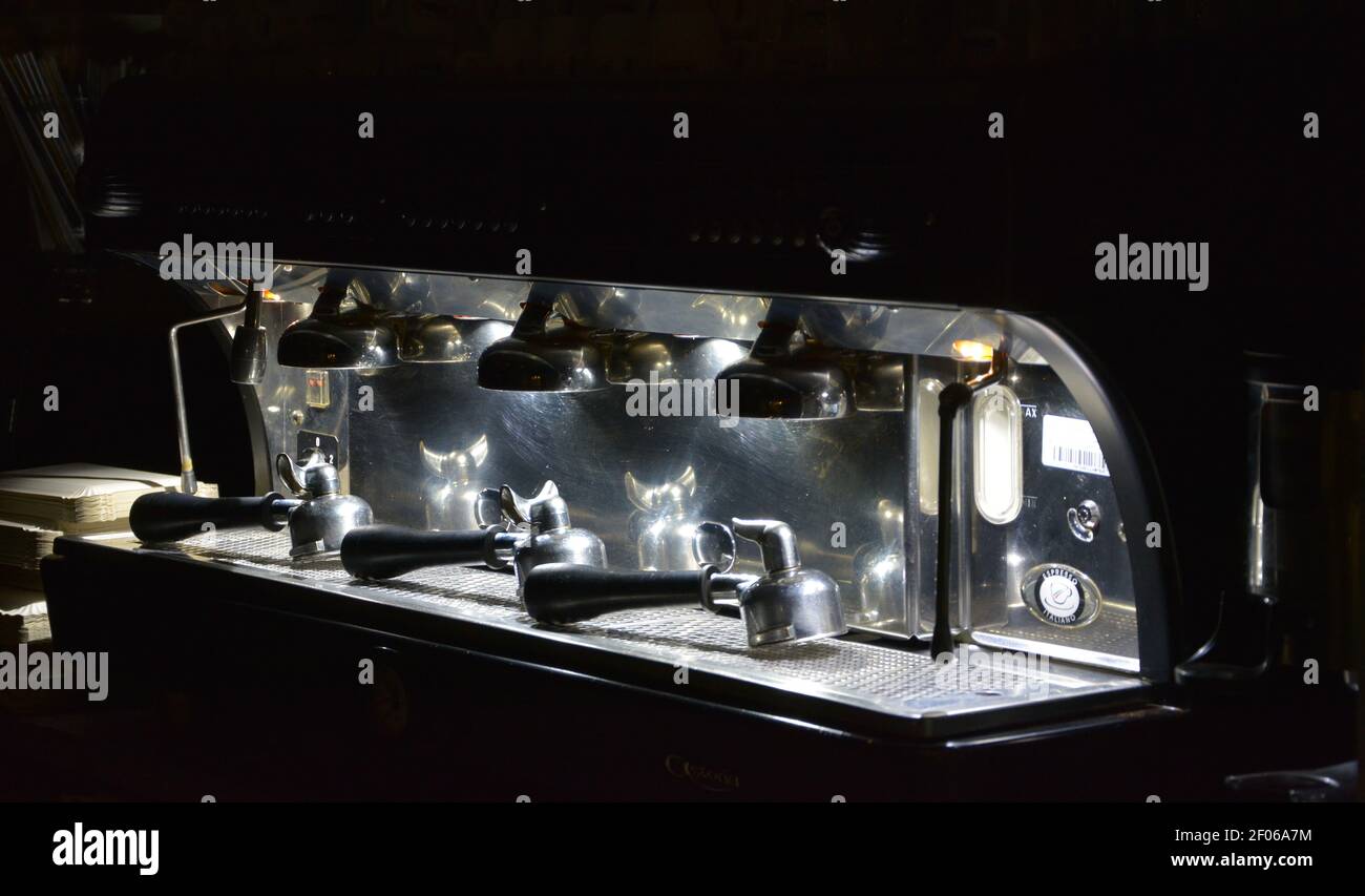 Una macchina da caffè professionale Foto Stock
