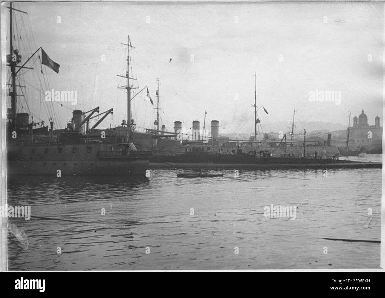 Pirée (1 er novembre – 10 dicembre 1916). Le Forces françaises des Pins, Provence, un sous-marin et un croiseur italien. Foto Stock