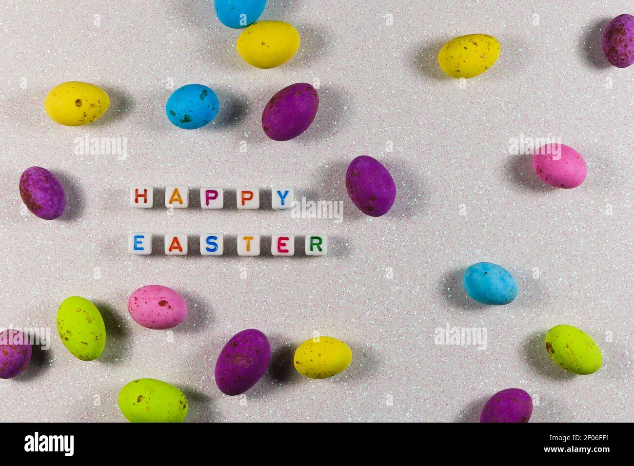 Buon testo di Pasqua Beads con disposizione delle uova caramelle Foto Stock