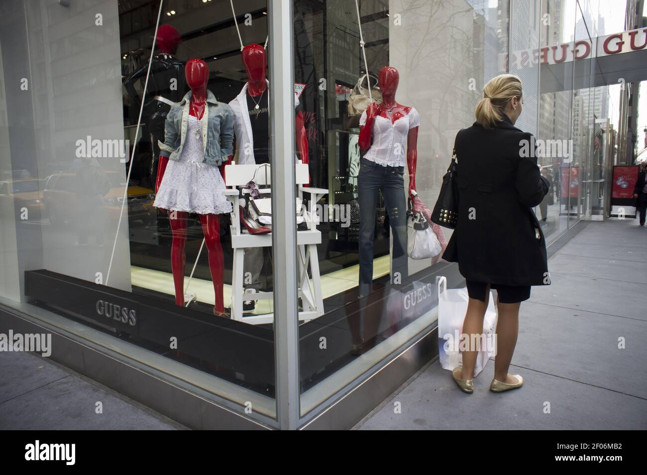 GUESS, il rivenditore di jeans di tendenza, apre il suo nuovo negozio di  punta sulla Fifth Avenue a New York giovedì 17 febbraio 2011. Indovinare ha  segnalato i guadagni del terzo trimestre