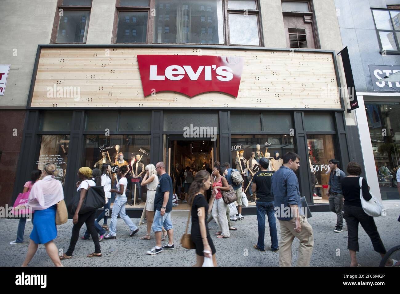Un nuovo negozio di abbigliamento Levi's sulla 34th Street nel quartiere  dello shopping di Herald Square a New York mercoledì 31 agosto 2011. G-III  Apparel, proprietario di Levis', Calvin Klein, Kenneth Cole