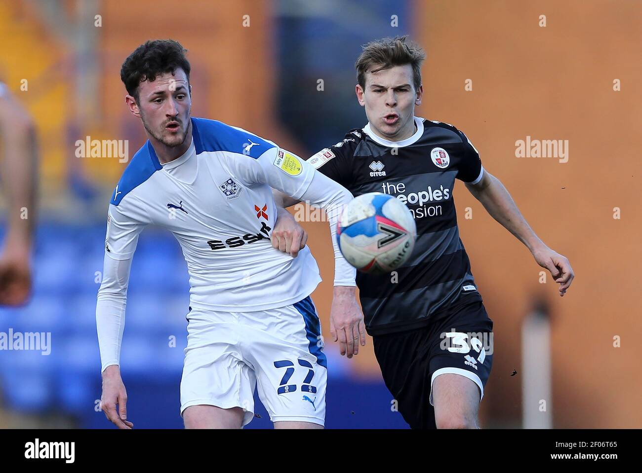 Birkenhead, Regno Unito. 06 marzo 2021. Paul Lewis di Tranmere Rovers (l) e Jake Hessenthaler di Crawley Town in azione. EFL Skybet Football League Two match, Tranmere Rovers contro Crawley Town a Prenton Park, Birkenhead, Wirral sabato 6 marzo 2021. Questa immagine può essere utilizzata solo per scopi editoriali. Solo per uso editoriale, è richiesta una licenza per uso commerciale. Nessun uso in scommesse, giochi o un singolo club/campionato/giocatore publications.pic di Chris Stading/Andrew Orchard sports photography/Alamy Live News Credit: Andrew Orchard sports photography/Alamy Live News Foto Stock