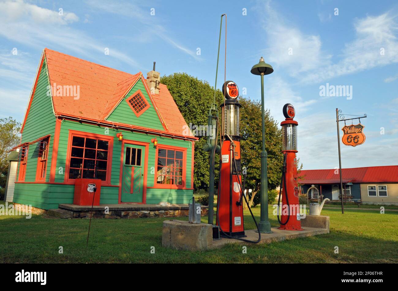 Pompe di carburante d'epoca e una storica stazione di servizio Phillips 66 a Red Oak II, una collezione di edifici storici spostati nel sito vicino a Carthage, Missouri. Foto Stock
