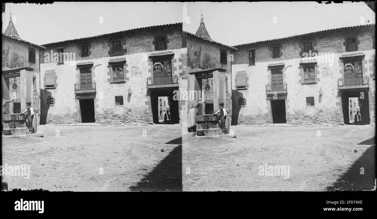 Plaça de Sant Julià de Vilatorta amb un pou i doues persones a la vora. Foto Stock