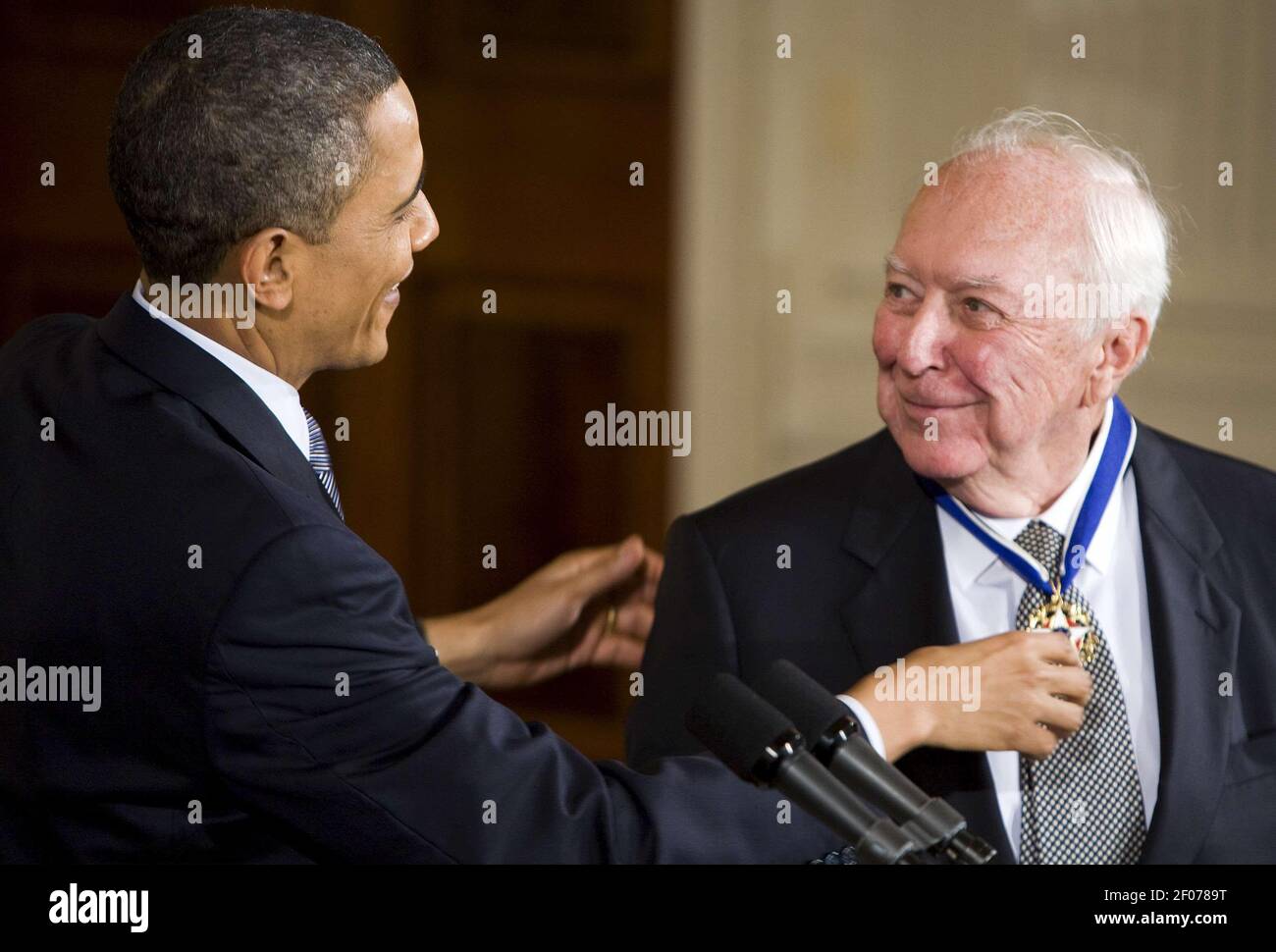 15 febbraio 2011 Ã Washington, D.C. - il presidente Barack Obama presenta l'artista Jasper Johns con la Medaglia presidenziale 2010 della libertà nella stanza orientale della Casa Bianca. Obama ha presentato dodici medaglie a diversi destinatari, tra cui artisti, musicisti, politici e leggende dello sport. Photo credit: Kristoffer Tripplaar/ Sipa Press/obamedalkt.025/1102152324 Foto Stock