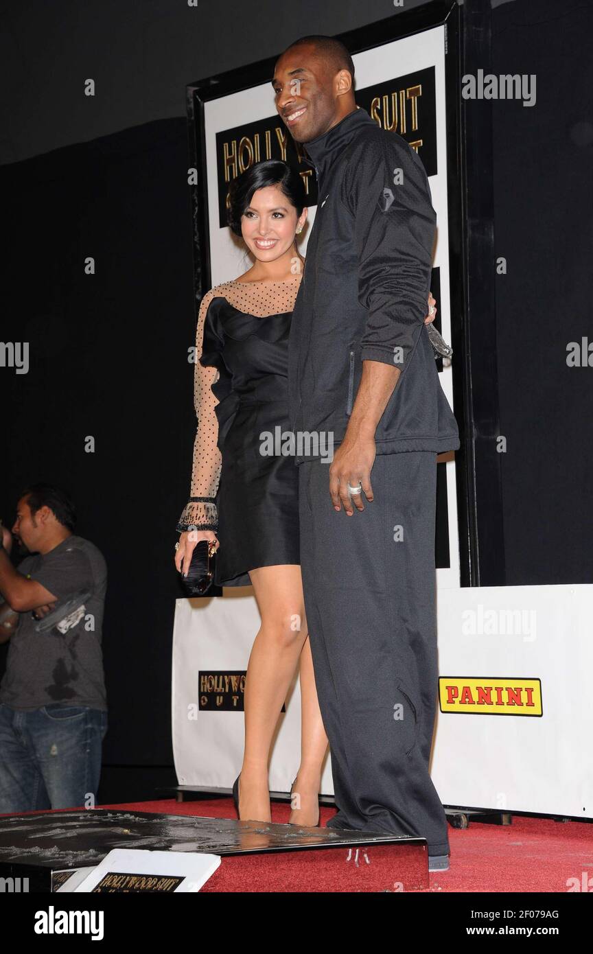 Kobe Bryant con sua moglie Vanessa Bryant. Cerimonia di Kobe Bryant Hand  and and Footprint tenuta al Grauman's Chinese Theatre. 19 febbraio 2011,  Hollywood, California. Photo credit: Giulio Marcocchi/Sipa Press./Kobe  gm.051/1102201133 Foto