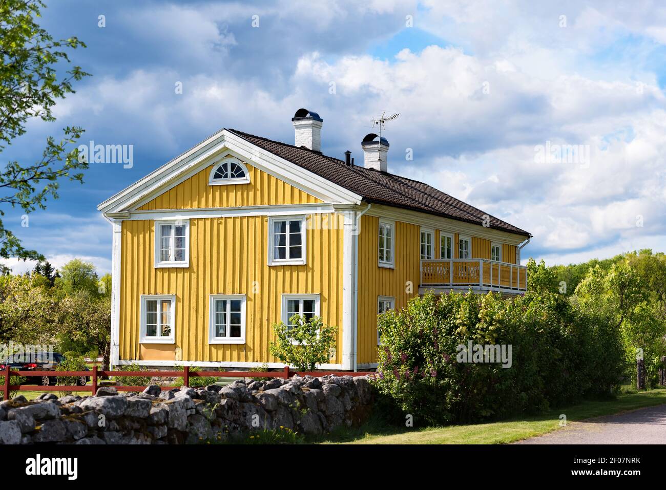 Vecchia fattoria dipinta di giallo in Svezia Foto Stock