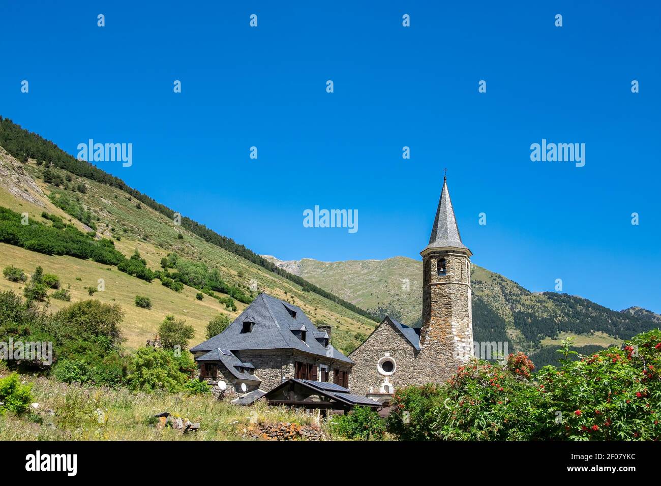 Vista esterna del rifugio montgarri in estate, con i Pirenei della Valle Aran sullo sfondo, Lleida, Spagna Foto Stock