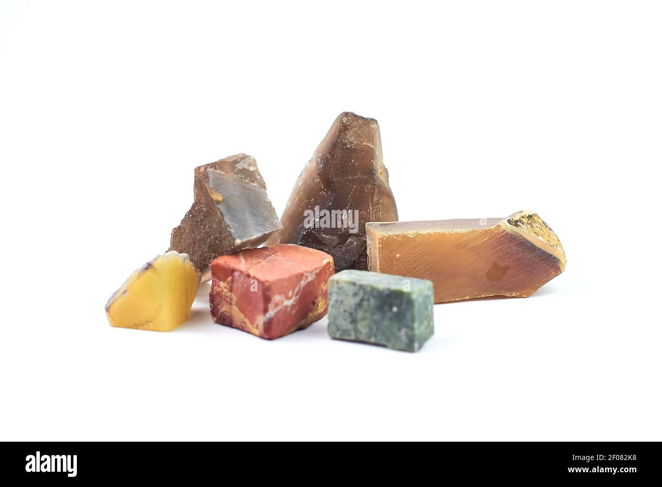 collezione di minerali colorati isolati su sfondo bianco - concetto geologico Foto Stock